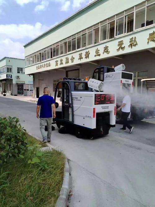 工廠保潔阿姨的“新同事” 電動掃地車，到底是偷懶神器還是效率革命？